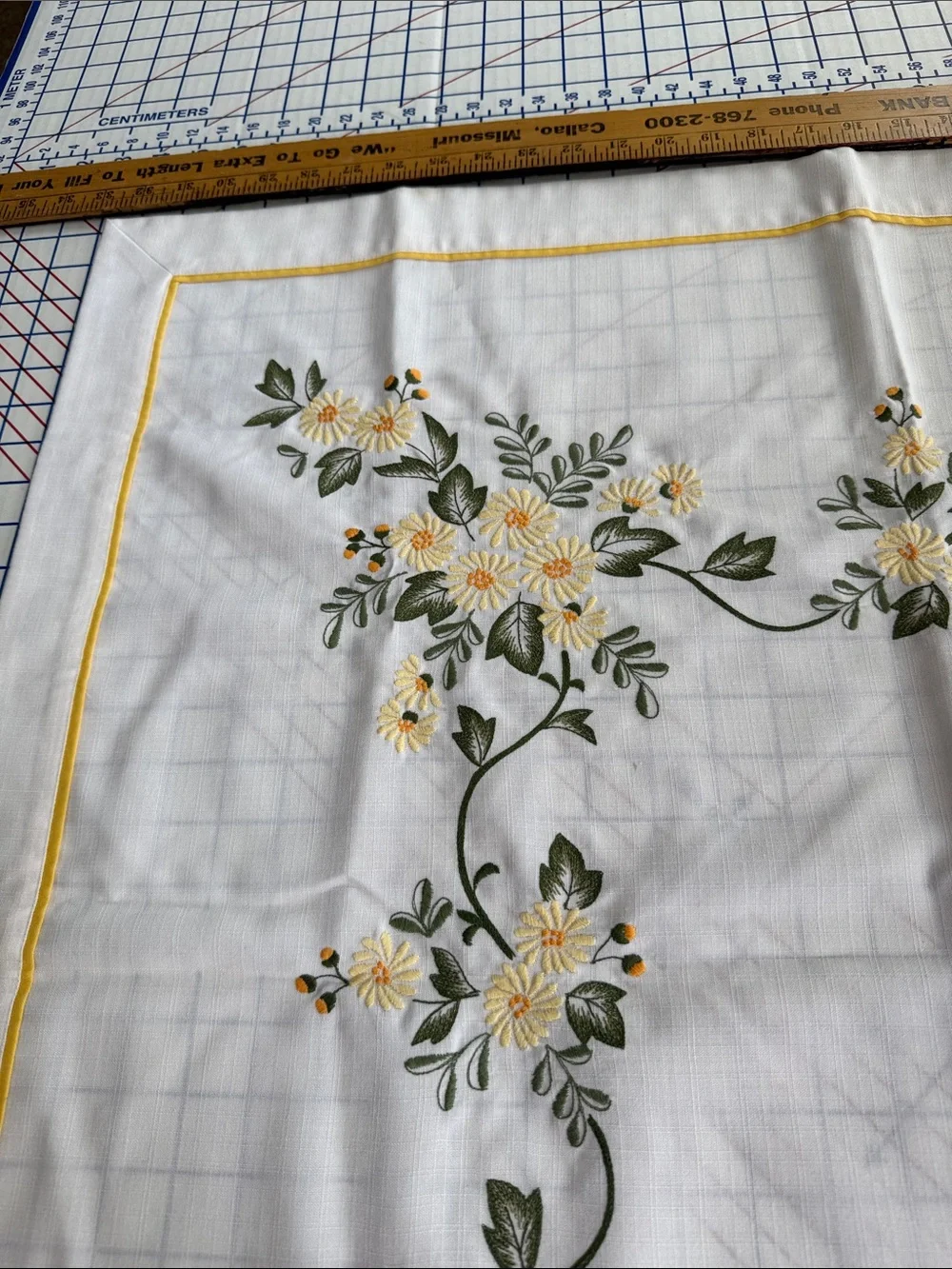 Embroidered Daisy Tablecloth 33” Square Linen Look Yellow Green Floral